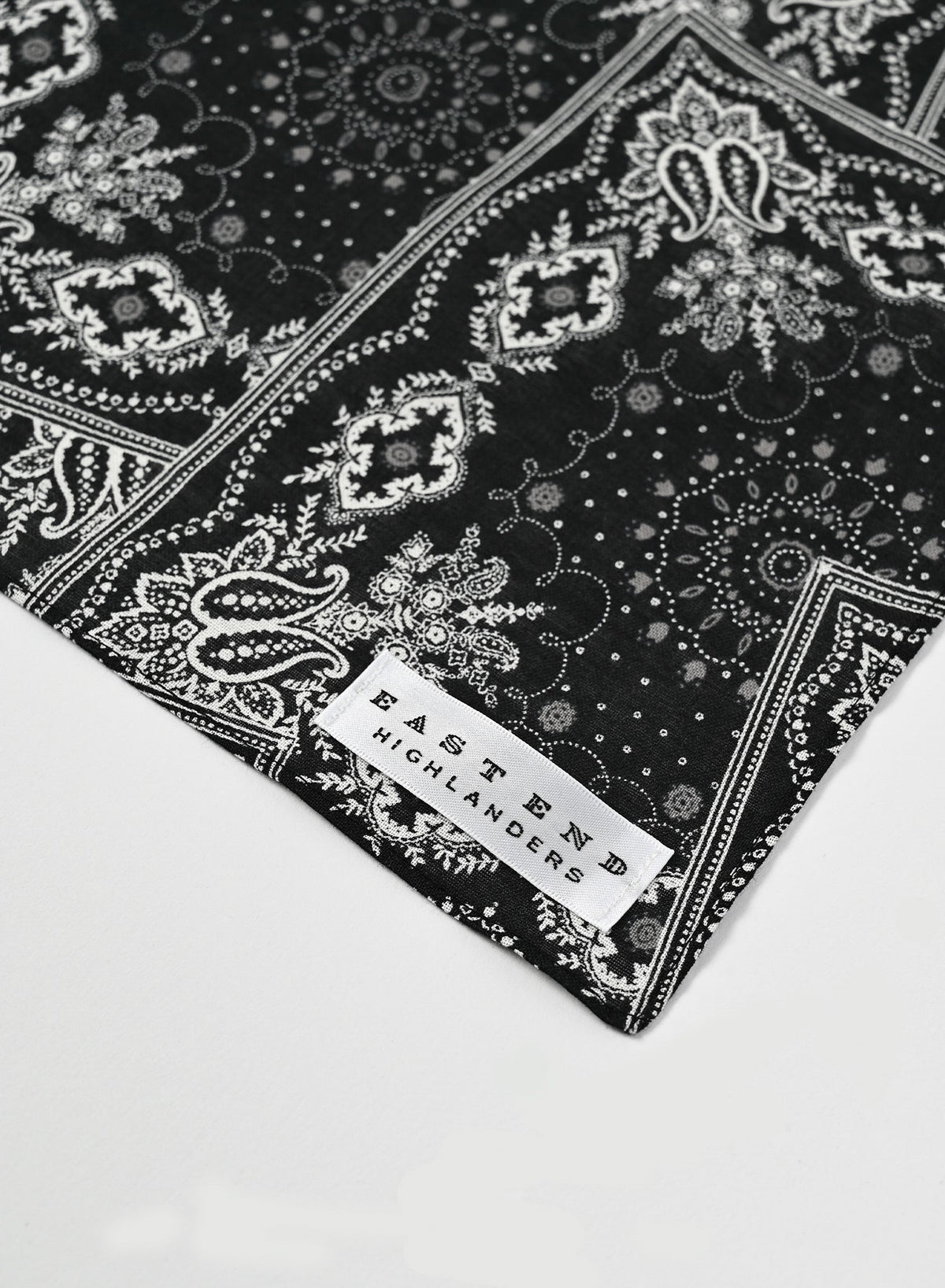 Scarf / Black  Paisley